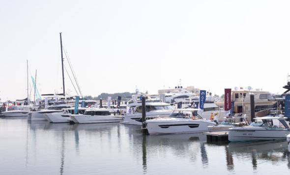 2025年阿联酋阿布扎比豪华游艇展：展示水上生活的未来