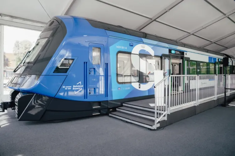 2025年IAA首秀：西门子交通展示慕尼黑新型XXL S-Bahn可步入式模型