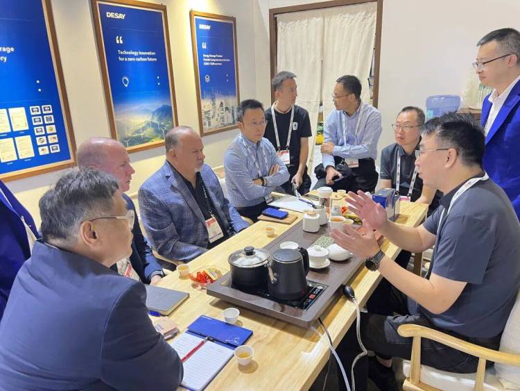 亮相美国RE+ 2025展会，德赛电池“主动安全”技术全球瞩目！