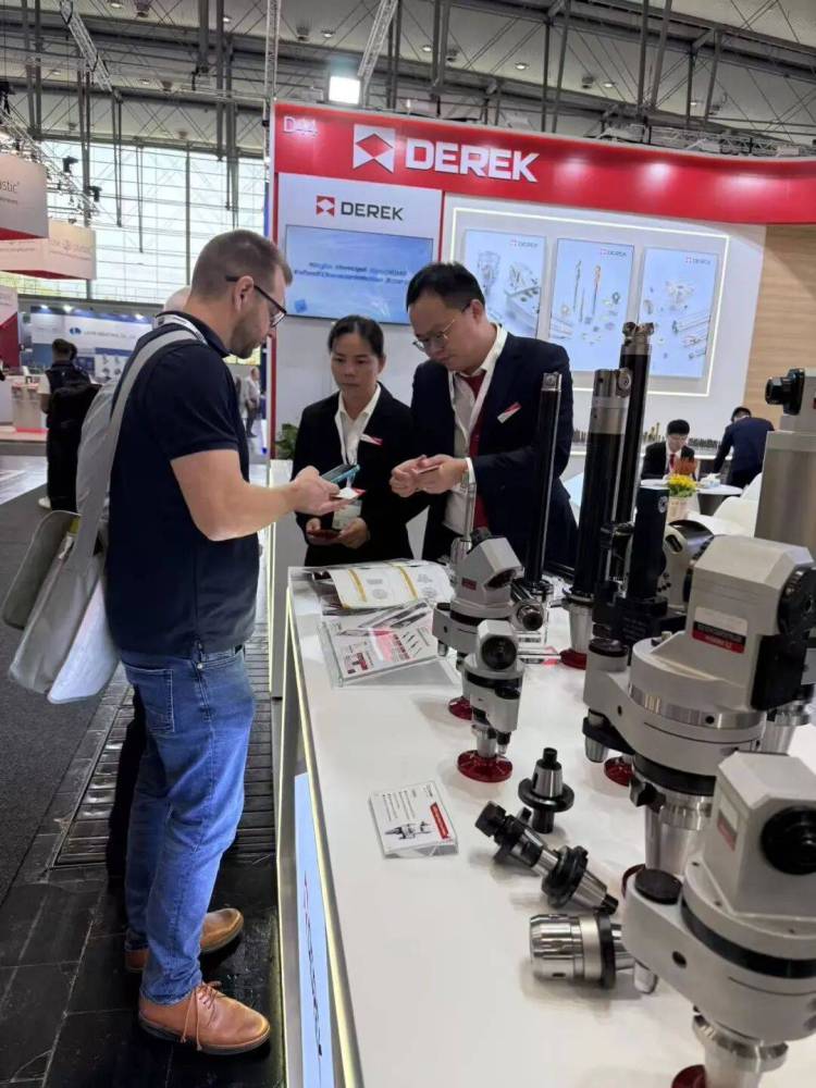 展会直击 | 聚焦 EMO 2025汉诺威国际机床展，德克刀具阻尼减振、万向角度头等技术产品引发关注，获展会客户高度认可。