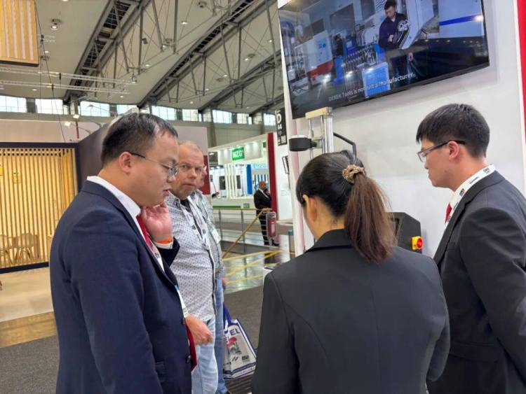 展会直击 | 聚焦 EMO 2025汉诺威国际机床展，德克刀具阻尼减振、万向角度头等技术产品引发关注，获展会客户高度认可。