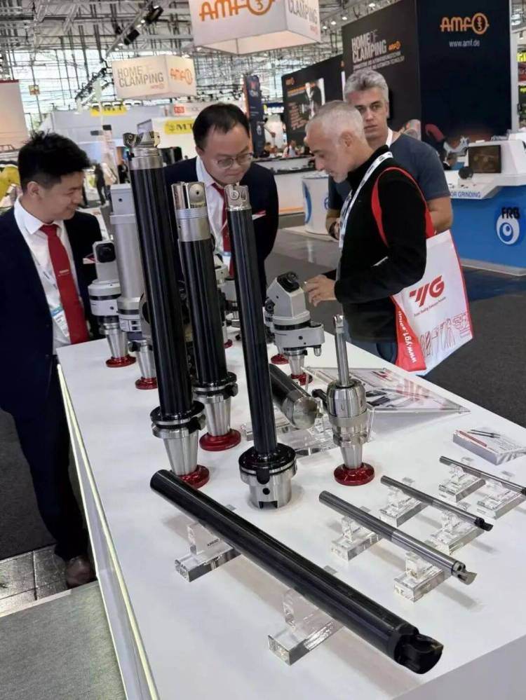 展会直击 | 聚焦 EMO 2025汉诺威国际机床展，德克刀具阻尼减振、万向角度头等技术产品引发关注，获展会客户高度认可。