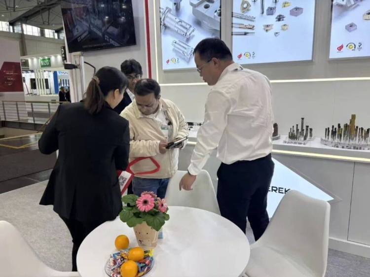 展会直击 | 聚焦 EMO 2025汉诺威国际机床展，德克刀具阻尼减振、万向角度头等技术产品引发关注，获展会客户高度认可。