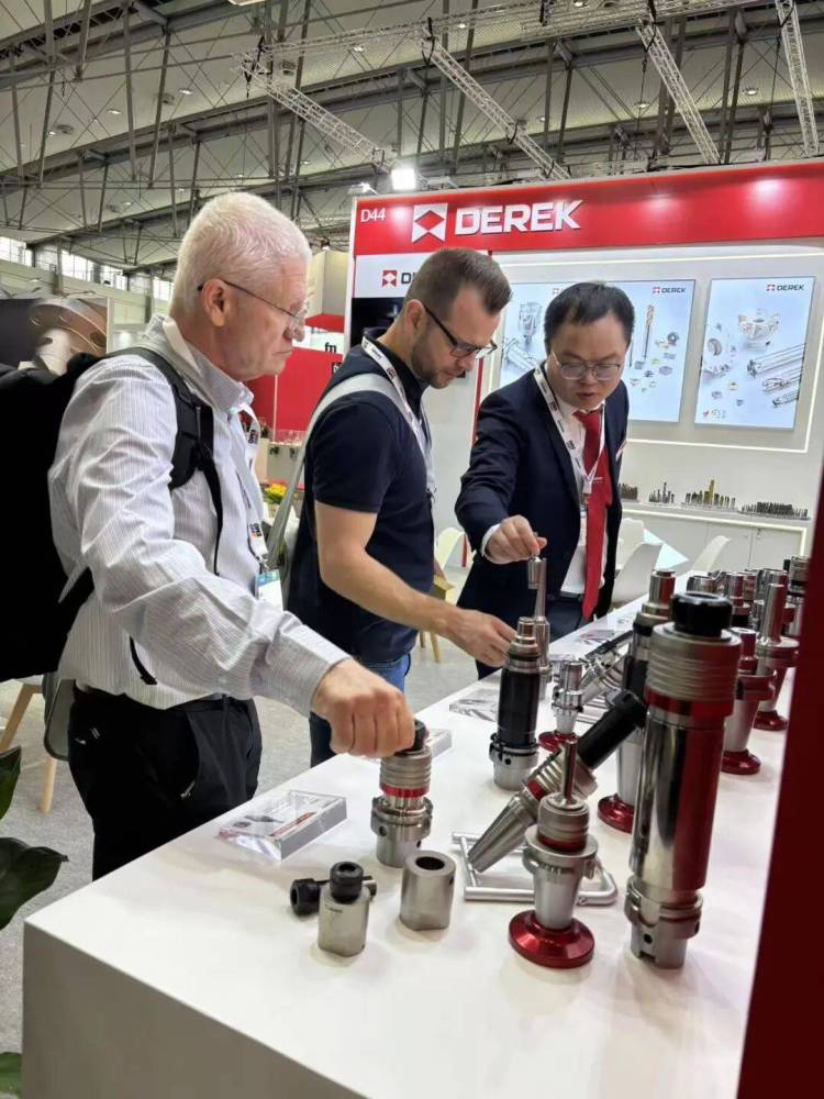 展会直击 | 聚焦 EMO 2025汉诺威国际机床展，德克刀具阻尼减振、万向角度头等技术产品引发关注，获展会客户高度认可。