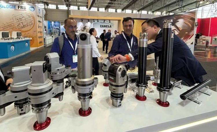 展会直击 | 聚焦 EMO 2025汉诺威国际机床展，德克刀具阻尼减振、万向角度头等技术产品引发关注，获展会客户高度认可。