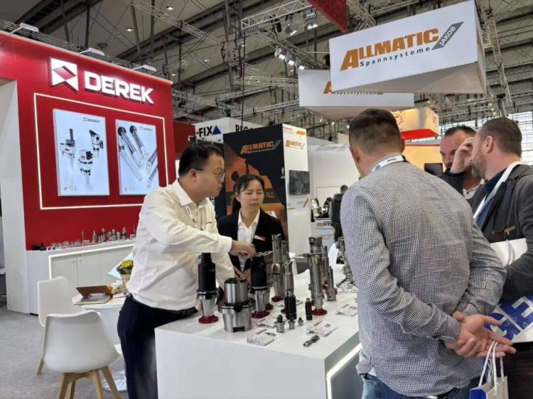 展会直击 | 聚焦 EMO 2025汉诺威国际机床展，德克刀具阻尼减振、万向角度头等技术产品引发关注，获展会客户高度认可。