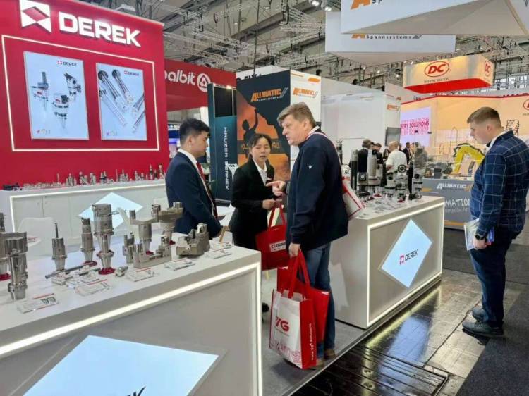 展会直击 | 聚焦 EMO 2025汉诺威国际机床展，德克刀具阻尼减振、万向角度头等技术产品引发关注，获展会客户高度认可。