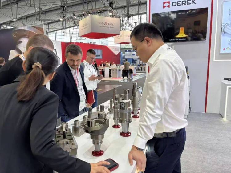 展会直击 | 聚焦 EMO 2025汉诺威国际机床展，德克刀具阻尼减振、万向角度头等技术产品引发关注，获展会客户高度认可。