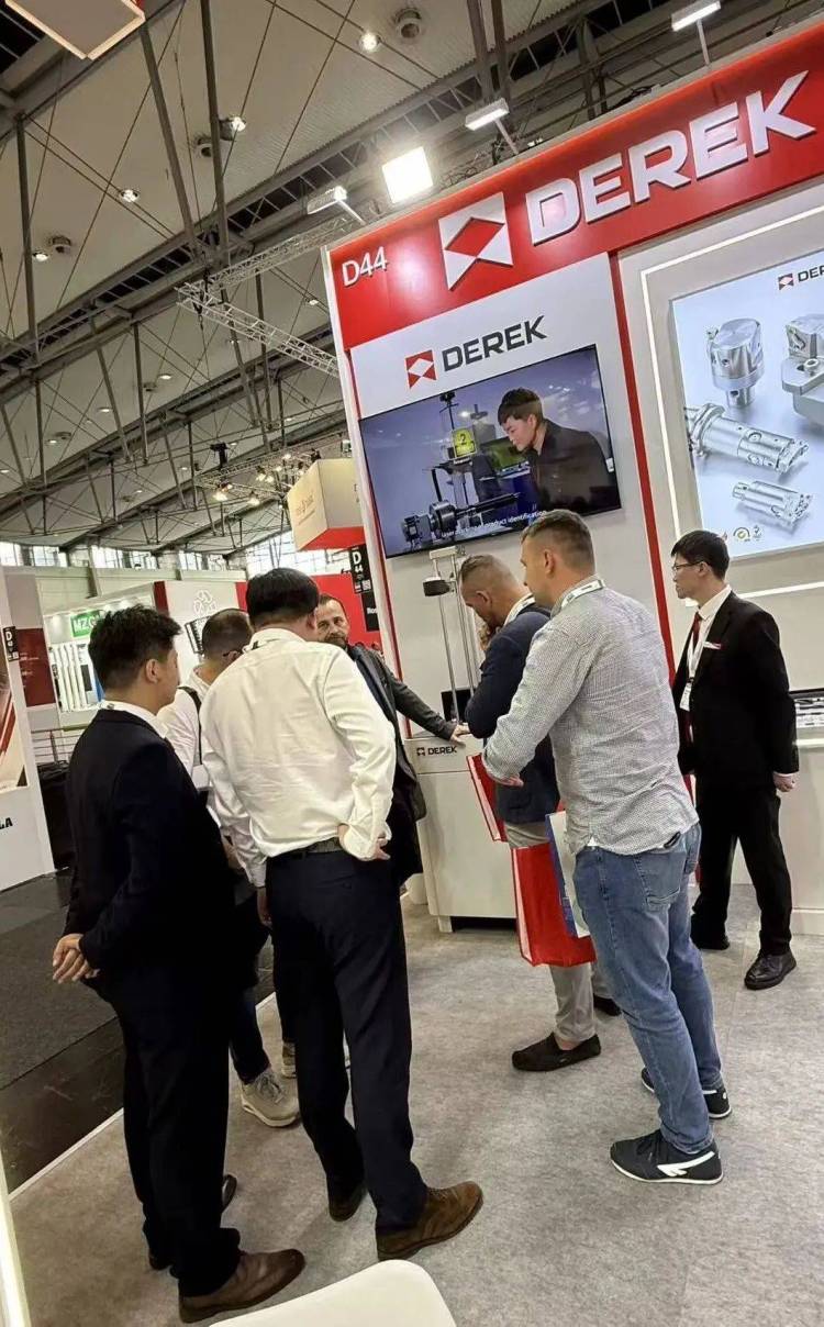 展会直击 | 聚焦 EMO 2025汉诺威国际机床展，德克刀具阻尼减振、万向角度头等技术产品引发关注，获展会客户高度认可。
