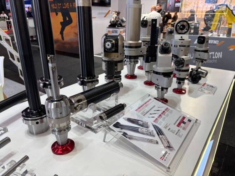 展会直击 | 聚焦 EMO 2025汉诺威国际机床展，德克刀具阻尼减振、万向角度头等技术产品引发关注，获展会客户高度认可。