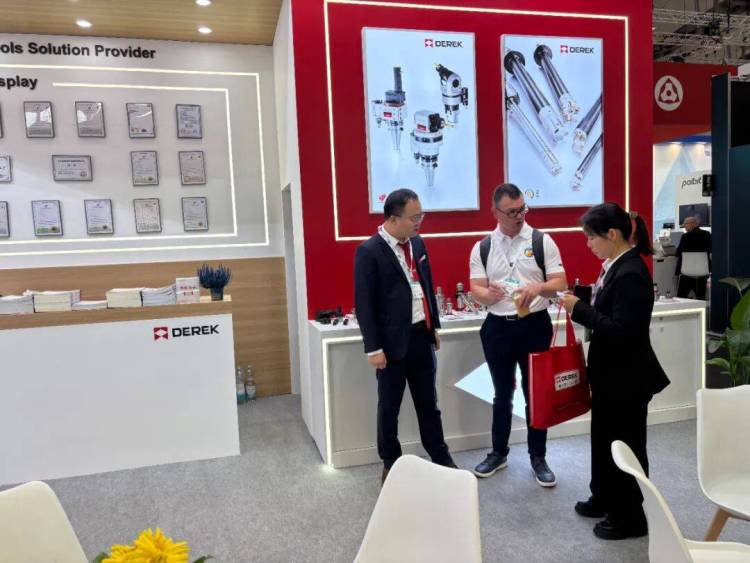 展会直击 | 聚焦 EMO 2025汉诺威国际机床展，德克刀具阻尼减振、万向角度头等技术产品引发关注，获展会客户高度认可。