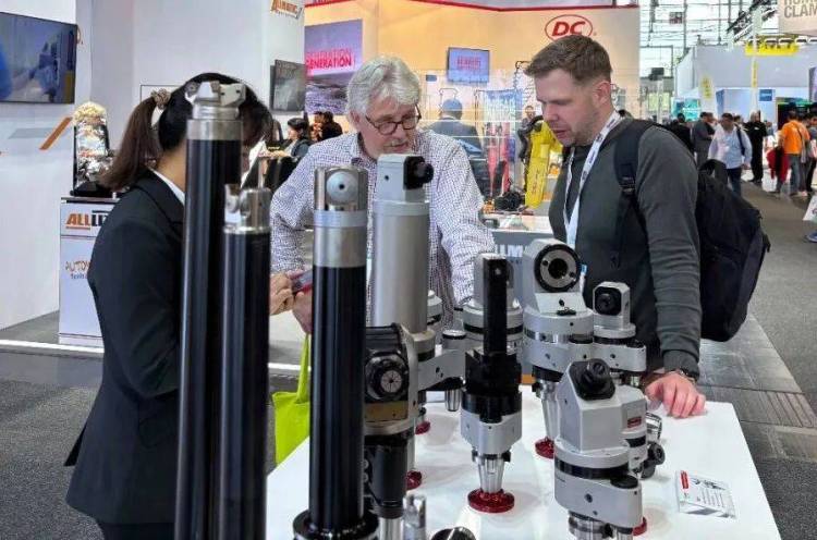 展会直击 | 聚焦 EMO 2025汉诺威国际机床展，德克刀具阻尼减振、万向角度头等技术产品引发关注，获展会客户高度认可。