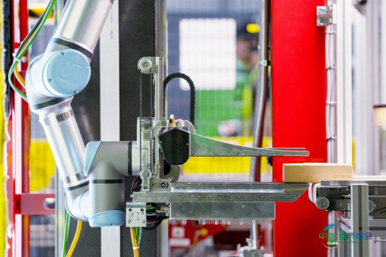 关灯熄人声，开机启机器人