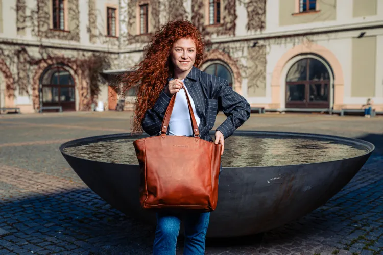 捷克布尔诺国际鞋展荷兰品牌The Chesterfield Brand推出高品质皮革包系列