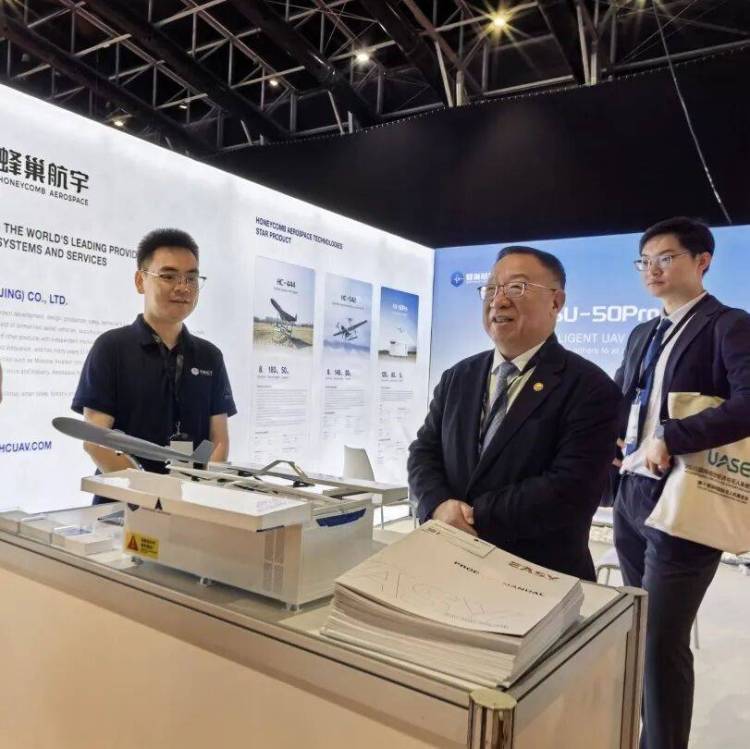 蜂巢航宇亮相2025迪拜国际低空经济博览会暨世界无人机展