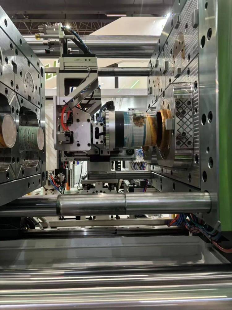 K展首日 | 焕新你的注塑体验！华大机械携全电动智能注塑方案惊艳亮相2025年德国K展