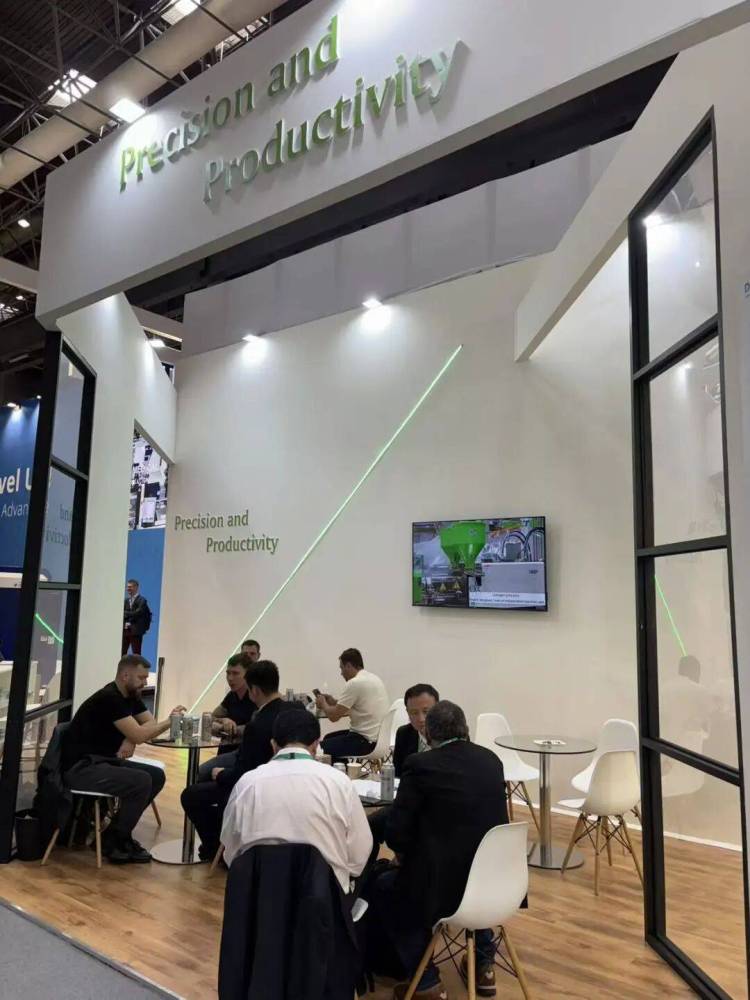 K展首日 | 焕新你的注塑体验！华大机械携全电动智能注塑方案惊艳亮相2025年德国K展
