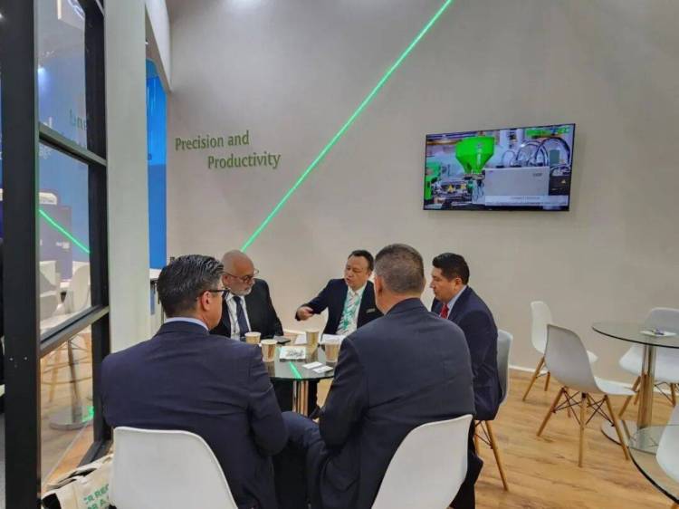 K展首日 | 焕新你的注塑体验！华大机械携全电动智能注塑方案惊艳亮相2025年德国K展