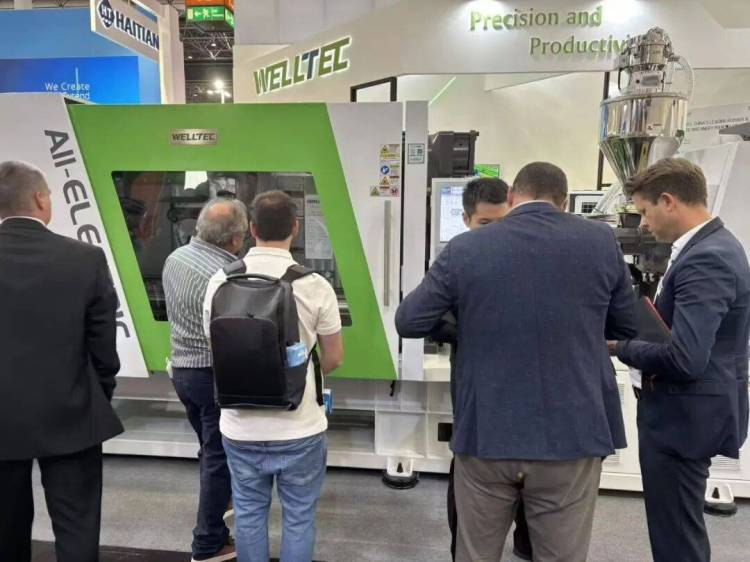 K展首日 | 焕新你的注塑体验！华大机械携全电动智能注塑方案惊艳亮相2025年德国K展