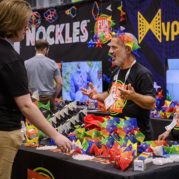 美国国际玩具展汇聚新秀与巨头展示最新玩乐产品