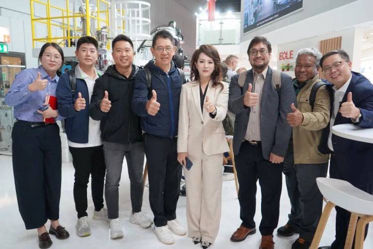 技术赋能全球制造！伯乐智能装备闪耀2025年德国 K 展，轻量化解决方案引国际瞩目