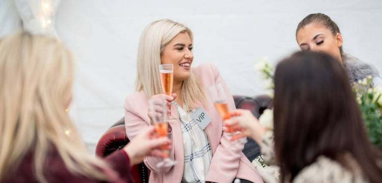 2025年萨里国际汉普顿宫圣诞集市回归