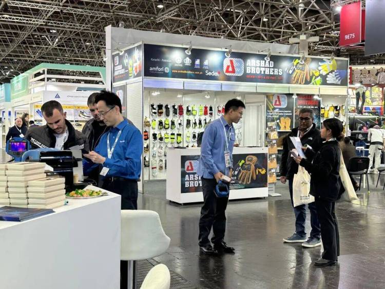 欧洲首秀！瑞氪维尔Raxwell亮相2025德国劳保展