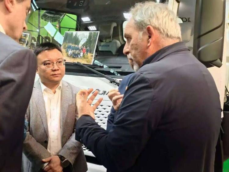 深耕海外 | 盈峰环境新能源环卫装备亮相2025年国际环保展，全球“圈粉” ！