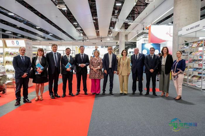 LIBER 2025第43届开幕式现场嘉宾合影