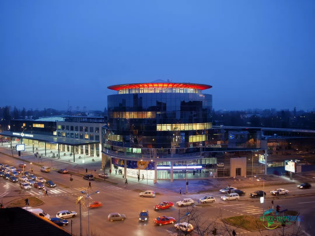 56届塞尔维亚诺维萨德国际旅游展：游客参与赠品游戏赢奖品