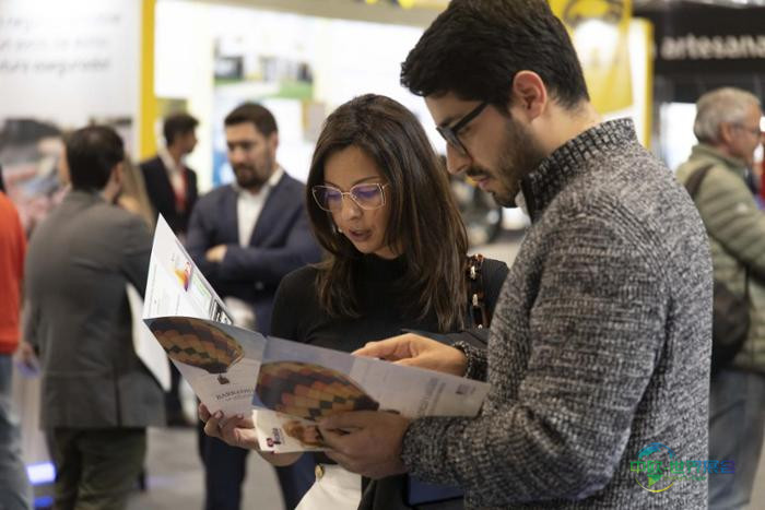 男女青年查看培训手册