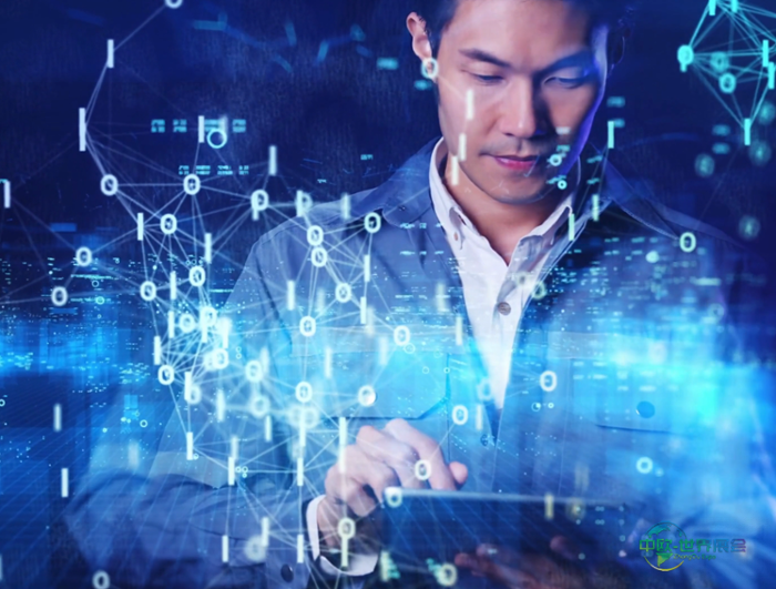 一个人正在平板上写字的图片