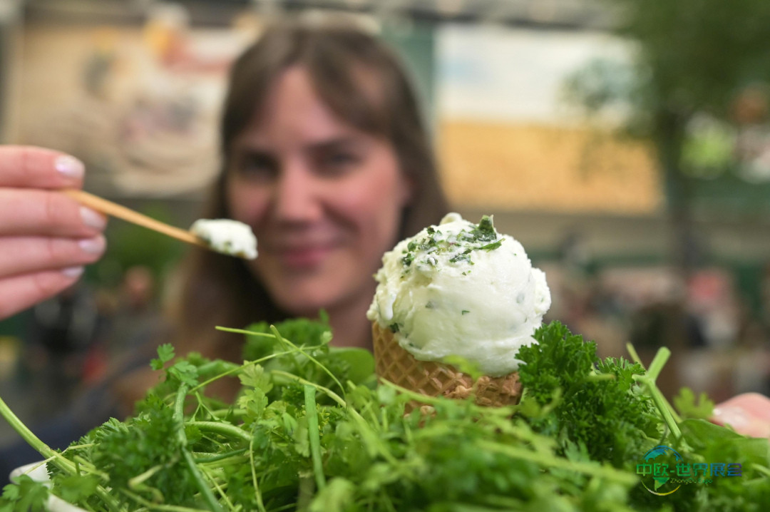 手持甜筒冰淇淋的女子