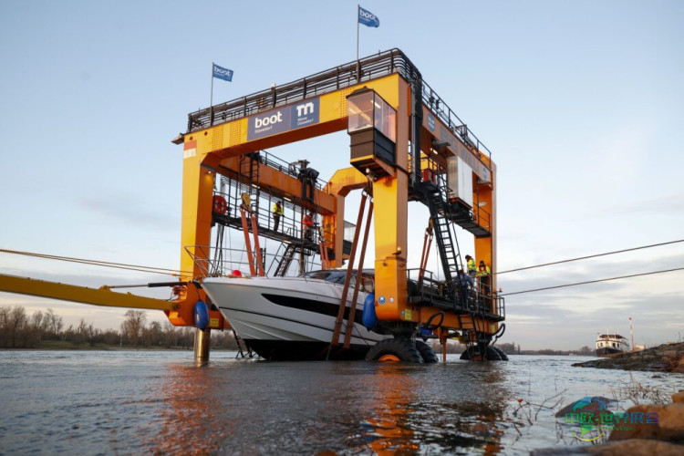 12月16日“大力威利”船用起重机首次吊装作业