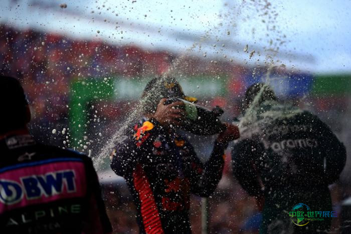 F1赛事车手庆祝场景局部特写