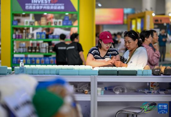 8月29日，观众在第五届中蒙博览会上选购商品。新华社记者 连振 摄