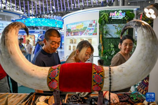 8月29日，观众在第五届中蒙博览会加纳展区参观。新华社记者 连振 摄