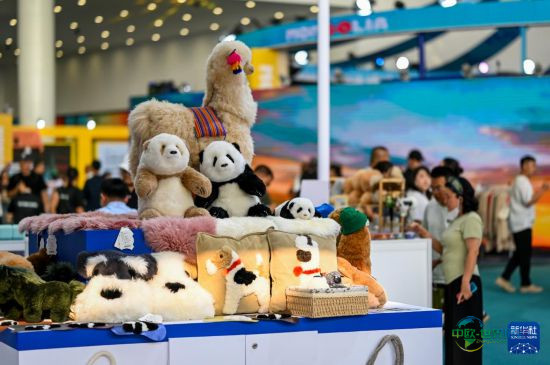 8月29日，观众在第五届中蒙博览会上选购商品。新华社记者 连振 摄