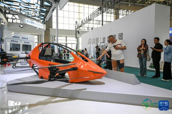 8月29日，观众在第五届中蒙博览会低空经济展区参观。新华社记者 连振 摄