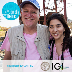 莲花宝石学创始人父女理查德与比利·休斯在户外微笑合影，背景可见珠宝街区与IGI标识