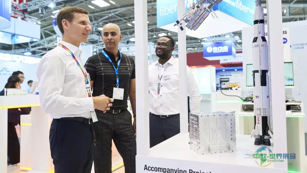 光作为太空探索与地球观测的工具：光子学深化对宇宙的理解