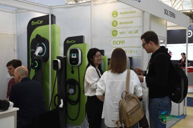 2025年俄罗斯莫斯科国际可再生能源及新能源车展览会：参会者讨论节能与新技术