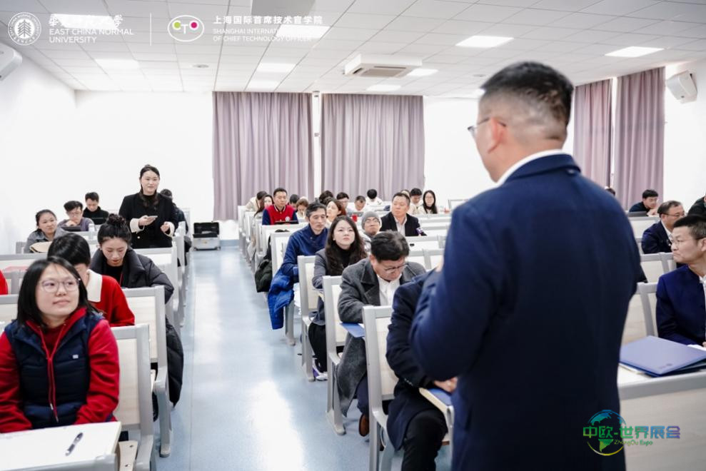 一群人在房间里 AI 生成的内容可能不正确。