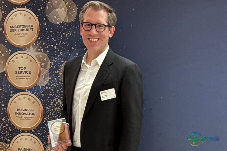 奖杯陈列柜再添新成员