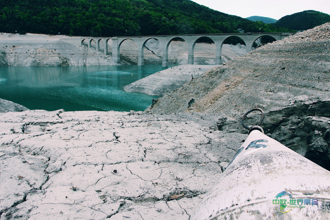 Aquifer_decline_pexels-toulouse-2076771