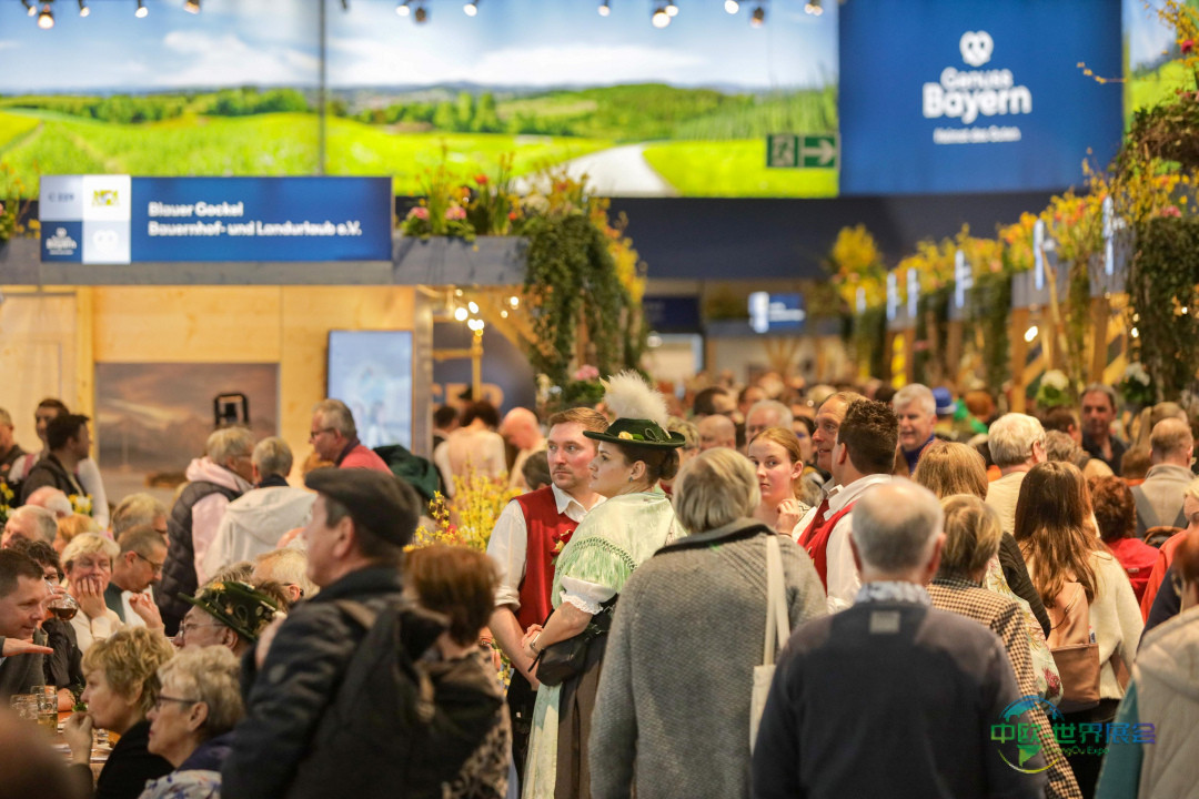 绿色周巴伐利亚馆内的游客。