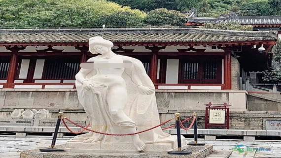 华清池杨贵妃沐浴雕像被批“不雅”，景区回应称1991年便已设立，设计曾获审批