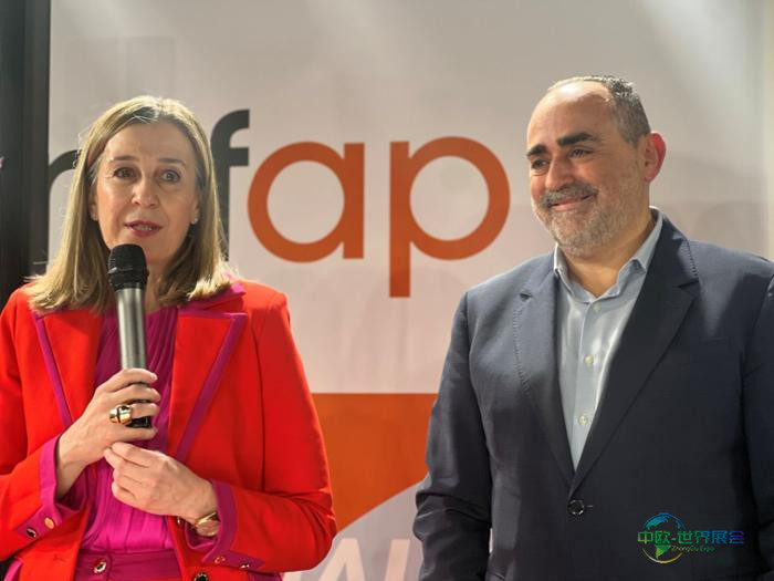 PMG PROMOGIFT总监胡莉娅·冈萨雷斯在AIMFAP颁奖典礼上发表讲话