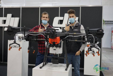 喷洒无人机演示