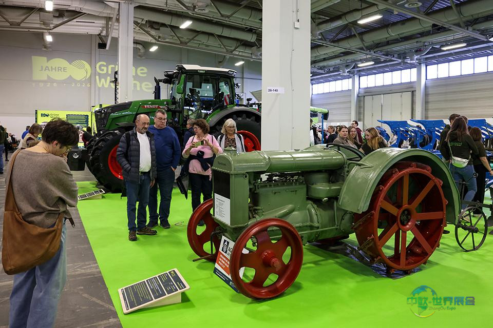 纪念绿色周百年的展览两侧，陈列着古今农业机械。